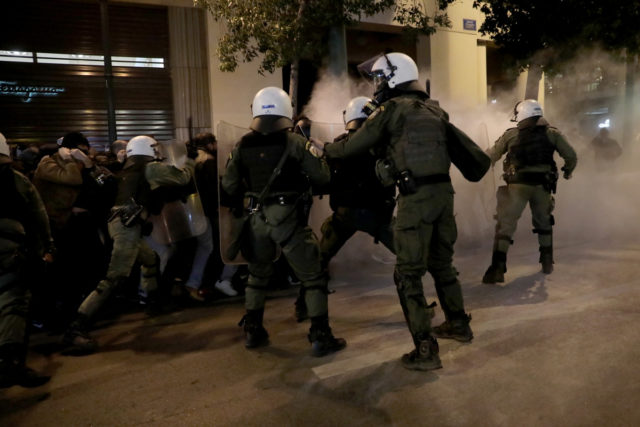 Πορεία στα Προπύλαια: Η ΓΑΔΑ περιόρισε τη χθεσινή αντικατασταλτική πορεία – Χημικά και βίαια επεισόδια