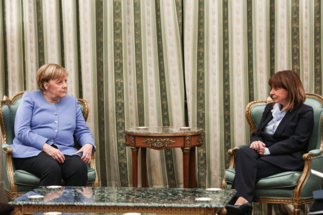 Σακελλαροπούλου σε Μέρκελ: Πολλές φορές αισθανθήκαμε δικαιολογημένα μόνοι
