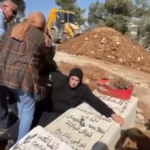 Απάνθρωπες εικόνες: Οι ισραηλινές αρχές τραβούν μια Παλαιστίνια από τον τάφο του γιου της που πρόκειται να κατεδαφιστεί [ΒΙΝΤΕΟ]