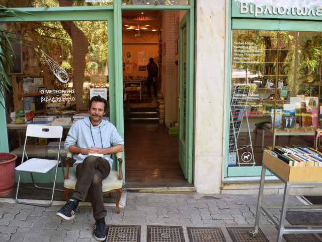 Το βιβλιοπωλείο “O Μετεωρίτης” ενώνει τους πολίτες του κόσμου στην Κυψέλη