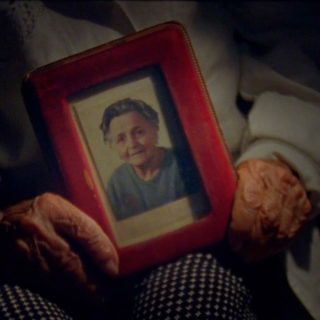 Popaganda αποκλειστικό: Ακούστε πρώτοι τη Μαργιόλα, το νέο τραγούδι του Γιάννη Αγγελάκα