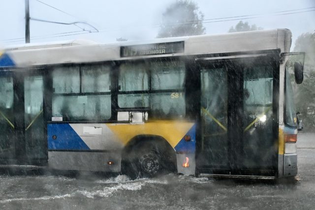 Έκλεισαν Πειραιώς και περιφερειακή Αιγάλεω λόγω πλημμύρας