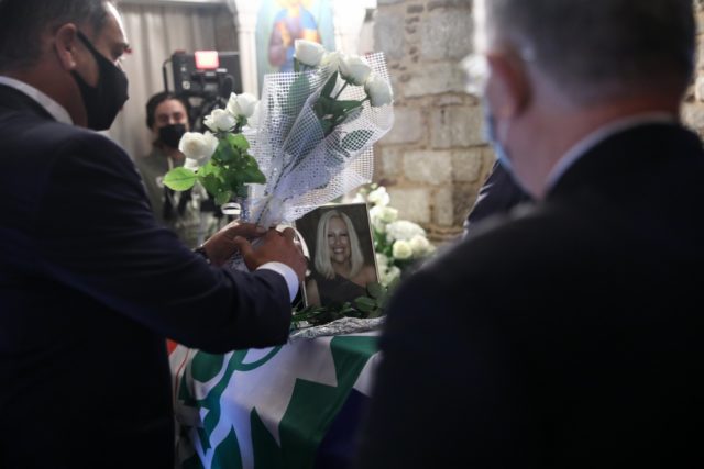 Πλήθος κόσμου στη Μητρόπολη για το «ύστατο χαίρε« στη Φώφη Γεννηματά