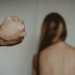 Βόλος: Έσερνε τη γυναίκα του από τα μαλλιά μπροστά στο παιδί τους