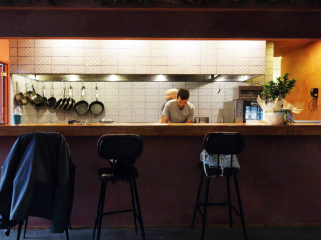 Στη Τζαμάικα θα συναντήσεις τον Χίτσκοκ του 1939 και τους καφενέδες της Ανδαλουσίας