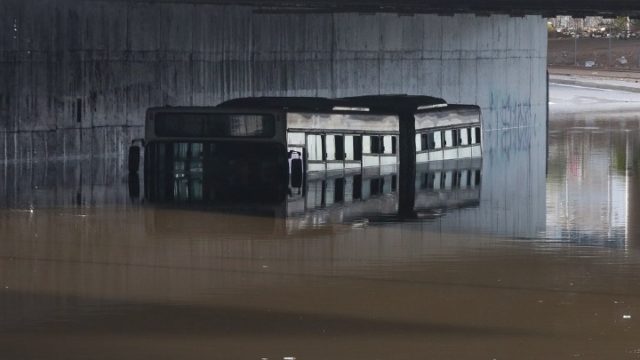 Εισαγγελική έρευνα για τις αιτίες που βυθίστηκε το λεωφορείο του ΟΣΥ