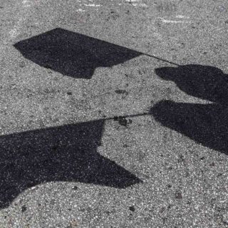 Ένα χρόνο μετά: Η ακροδεξιά παραμένει στην κυβέρνηση και η θεωρία των δύο άκρων επιστρέφει