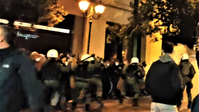 Ισχυρότατη αστυνομική παρουσία στην πορεία διαμαρτυρίας για το θάνατο του νεαρού στο Πέραμα