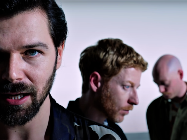 Οι Biffy Clyro προσφέρουν ατόφια οργή στο The Myth of the Happily Ever After