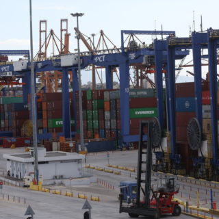 Προσωρινή αναστολή κινητοποίησεων και νέα 48ωρη απεργία για 5 και 6 Νοεμβρίου εξήγγειλαν οι εργαζόμενοι της Cosco