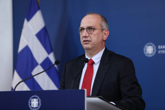 Δεν αποκλείει παρακολούθηση υπουργών από την ΕΥΠ ο Οικονόμου