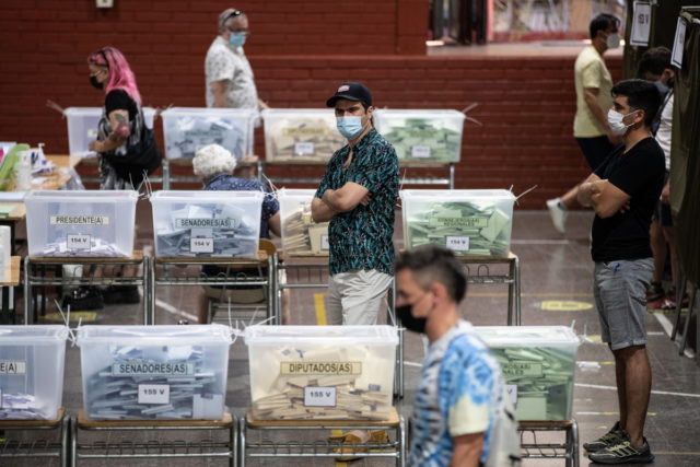 Προεδρικές εκλογές στη Χιλή: Οι υποψήφιοι της άκρας Δεξιάς και της Aριστεράς θα αναμετρηθούν στον δεύτερο γύρο