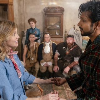 Τέσσερις κωμικές σειρές που θα σας κάνουν να «πέσετε από τον καναπέ»