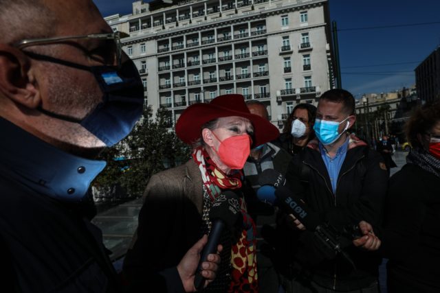 Η Ολλανδή δημοσιογράφος Ίνγκεμποργκ Μπέουχελ φεύγει από την Ελλάδα – Καταγγέλλει ότι δέχθηκε επίθεση
