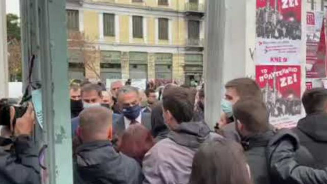 Φοιτητές εμπόδισαν βουλευτές της ΝΔ να καταθέσουν στεφάνι στο Πολυτεχνείο [BINTEO]