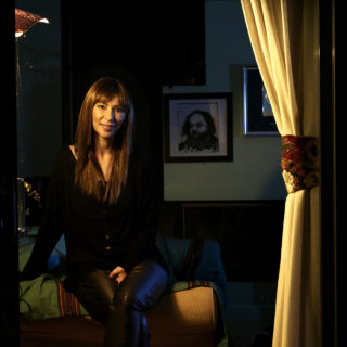 Η Δώρα Χρυσικού πιστεύει ότι υπάρχει δύναμη στην αποδοχή της ευαλωτότητας. Και το κάνει πράξη, από το metoo μέχρι την αντιμετώπιση του καρκίνου