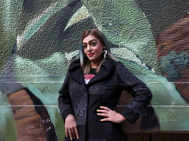 Η Mathira είναι μια τρανς προσφύγισσα από το Πακιστάν που αναζητά ασφάλεια στην Ελλάδα