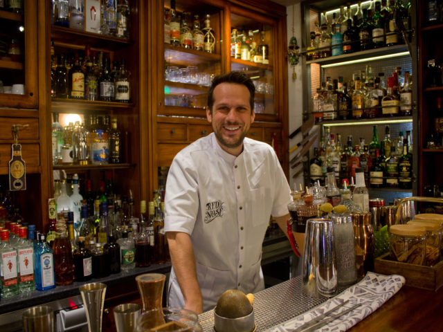 O Γιάννης Κίτσιος είναι ο μπάρμαν που θες να έχεις απέναντί σου όταν κάθεσαι στη μπάρα