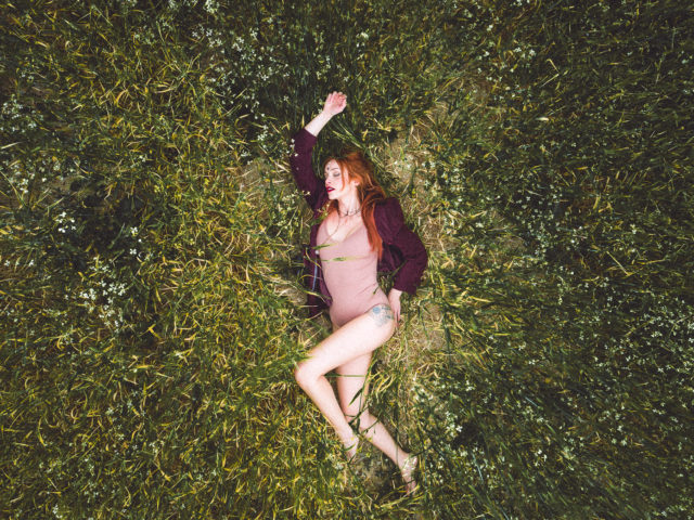 Το άλμπουμ “Swans” θα σε κάνει να πεις “Rosey Blue I love you”