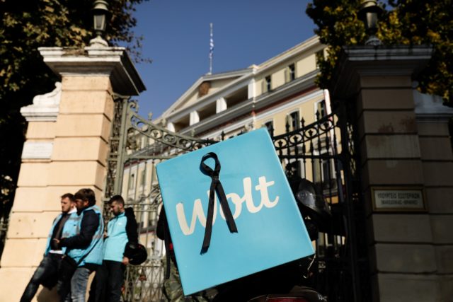 Συγκέντρωση διανομέων της Wolt στα δικαστήρια – Ελεύθερος αφέθηκε ο οδηγός που παρέσυρε και τραυμάτισε θανάσιμα τον 47χρονο