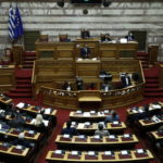 Ψηφίστηκαν οι τροπολογίες για τον υποχρεωτικό εμβολιασμό και την έκτακτη οικονομική ενίσχυση στους ευάλωτους