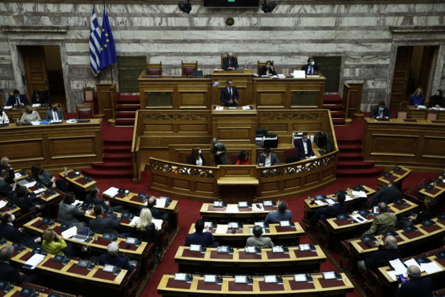 Ψηφίστηκαν οι τροπολογίες για τον υποχρεωτικό εμβολιασμό και την έκτακτη οικονομική ενίσχυση στους ευάλωτους