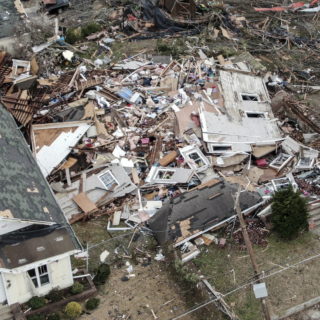 ΗΠΑ: Εικόνες απόλυτης καταστροφής – Πάνω από 100 νεκροί