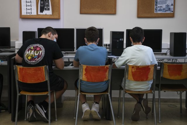 Καθηγητής παιδιατρικής Χρούσος: «Κλεισμένα μέχρι το Φεβρουάριο τα ραντεβού για εμβολιασμό παιδιών 5-11 ετών»