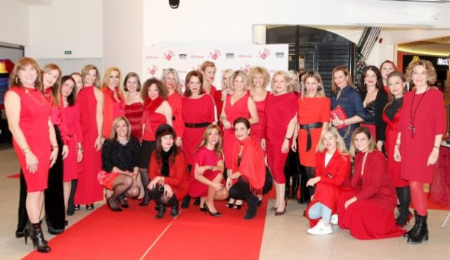 Χριστουγεννιάτικη εκδήλωση «REDress Event» με ηχηρό μήνυμα κατά της έμφυλης βίας, στο One Salonica Outlet Mall