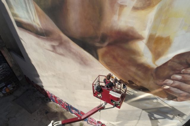 Ο κορυφαίος Αυστραλός εικαστικός Guido van Helten «υπογράφει» τη νέα τοιχογραφία στα Εξάρχεια [ΦΩΤΟ]