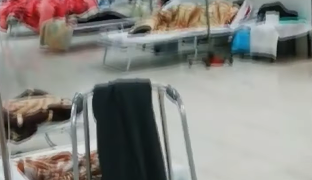 Yπό κατάρρευση το ΕΣΥ – Ασθενείς σε ράντζα με φορητές μπουκάλες οξυγόνου στοιβαγμένοι στους διαδρόμους [ΒΙΝΤΕΟ]