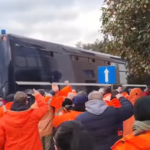 Νέα ένταση μεταξύ εργαζομένων και ΜΑΤ έξω από τα Δικαστήρια της Καβάλας [BINTEO]