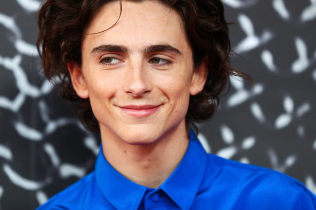 Ο Timothée Chalamet σχεδιάζει φούτερ για να βοηθήσει τα παιδιά και τις γυναίκες του Αφγανιστάν