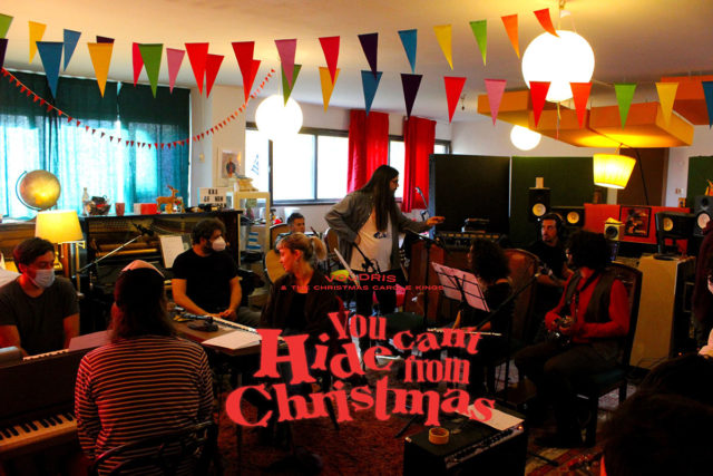 Φέτος θα τραγουδήσετε το πιο αντισυμβατικό Χριστουγεννιάτικο χιτ με την all-star ροκ εντ ρολ ορχήστρα της ελληνικής alternative σκηνής