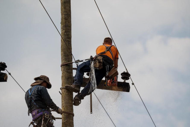 Σε λειτουργία η γραμμή 15902 για επανασύνδεση ρεύματος σε ευάλωτα νοικοκυριά
