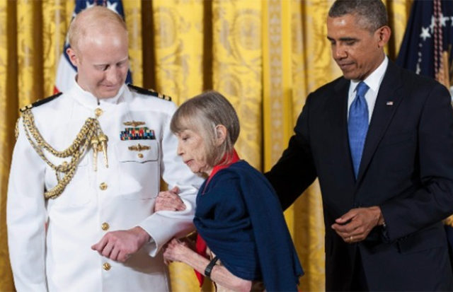 Απεβίωσε η συγγραφέας και δημοσιογράφος Τζόαν Ντίντιον