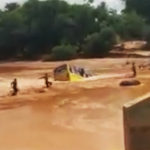 Τραγωδία στην Κένυα: Η στιγμή που λεωφορείο παρασύρεται από ορμητικό ποτάμι