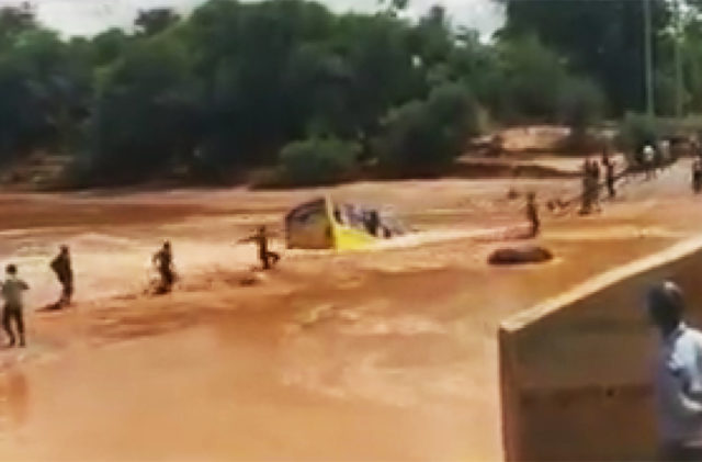 Τραγωδία στην Κένυα: Η στιγμή που λεωφορείο παρασύρεται από ορμητικό ποτάμι