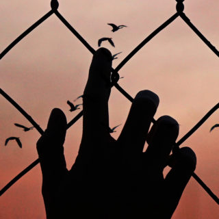 «Όποιος θεωρεί ότι είναι καλή η κλειστή δομή στη Σάμο, ας έρθει έναν μήνα να ζήσει μαζί μας»