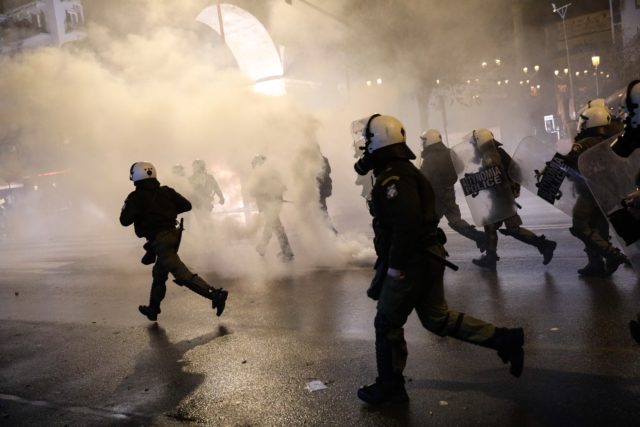 Στο αυτόφωρο οι 9 συλληφθέντες των χθεσινών επεισοδίων στη Θεσσαλονίκη – Ασκήθηκε ποινική δίωξη