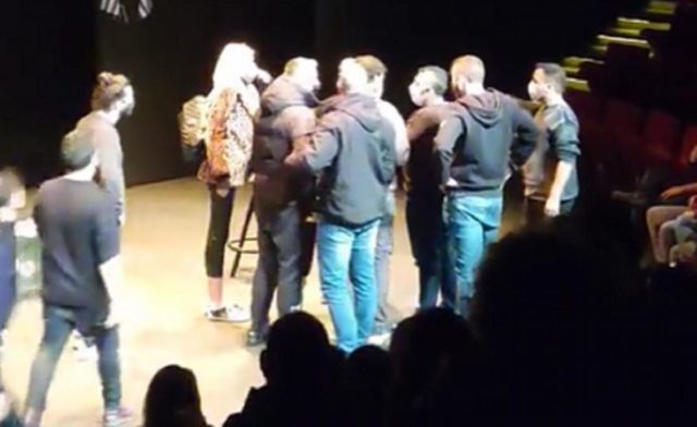 Εισβολή «μπράβων» και απόπειρα λογοκρισίας σε παράσταση του Χριστόφορου Ζαραλίκου [ΒΙΝΤΕΟ]