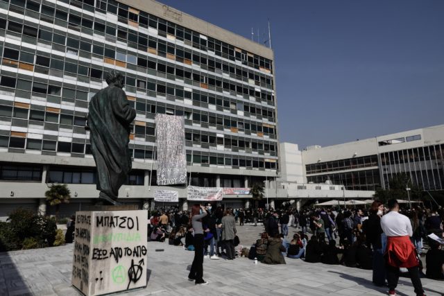 ΑΠΘ: Νέα κατάληψη μετά την εκκένωση από την ΕΛ.ΑΣ.