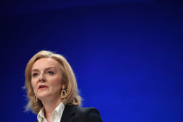 Η Βρετανίδα ΥΠΕΞ απειλεί τη Ρωσία «να υποχωρήσει από την Ουκρανία προτού κάνει ένα τεράστιο λάθος»