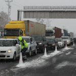 Κακοκαιρία «Ελπίδα»: Δέσμιοι του χιονιά και του επιτελικού κράτους χιλιάδες εγκλωβισμένοι οδηγοί