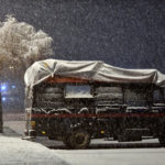 Αγανακτισμένοι οι εγκλωβισμένοι οδηγοί φορτηγών: «Αλλού χιονίζει κι αλλού κλείνουν τους δρόμους»