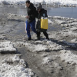 Κάτοικοι στην Πεντελή μάζεψαν χρήματα για μπουλντόζα για να καθαρίσει τα χιόνια