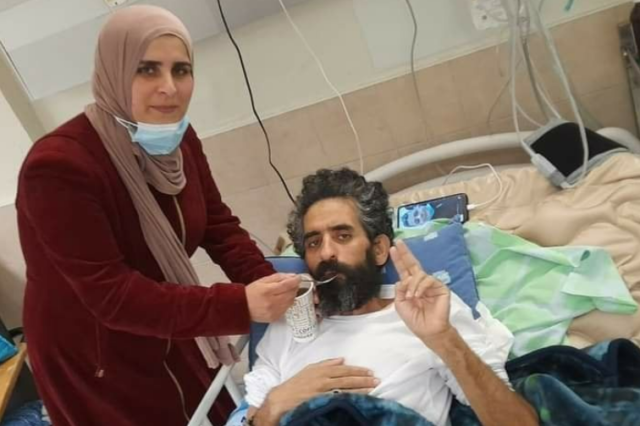 Έπειτα από 141 ημέρες, ο Παλαιστίνιος κρατούμενος Χισάμ Αμπού Χάουας σταματά την απεργία πείνας