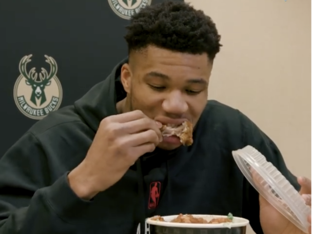 Γιάννης Αντετοκούνμπο: Εμφανίστηκε με έναν κουβά τηγανητό κοτόπουλο στη συνέντευξη τύπου μετά την ήττα των Bucks [ΒΙΝΤΕΟ]