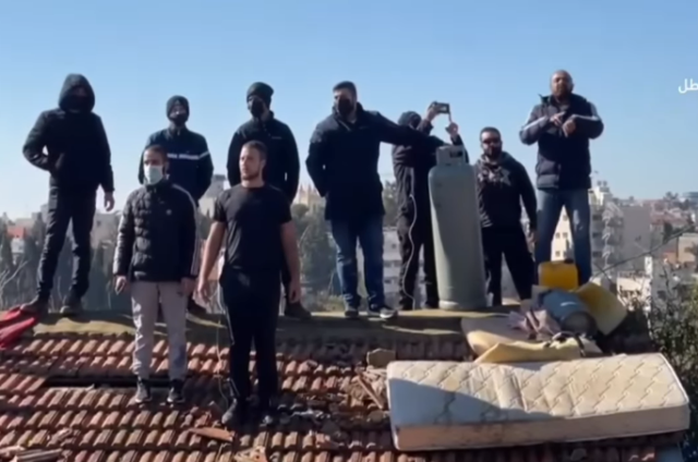 Οικογένεια Παλαιστινίων απειλεί να ανατιναχτεί λόγω της απόπειρας των αρχών να της κάνουν έξωση