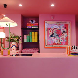 Το πρώτο φυσικό κατάστημα Karavan είναι ένας ροζ πλανήτης στο κέντρο της Αθήνας